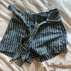 American eagle size 4 shorts!!